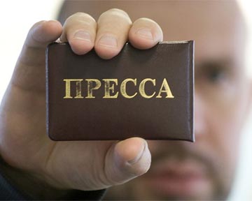 Депутат Бакир уулу ответил пощечиной журналисту на обвинения в расовой сегрегации